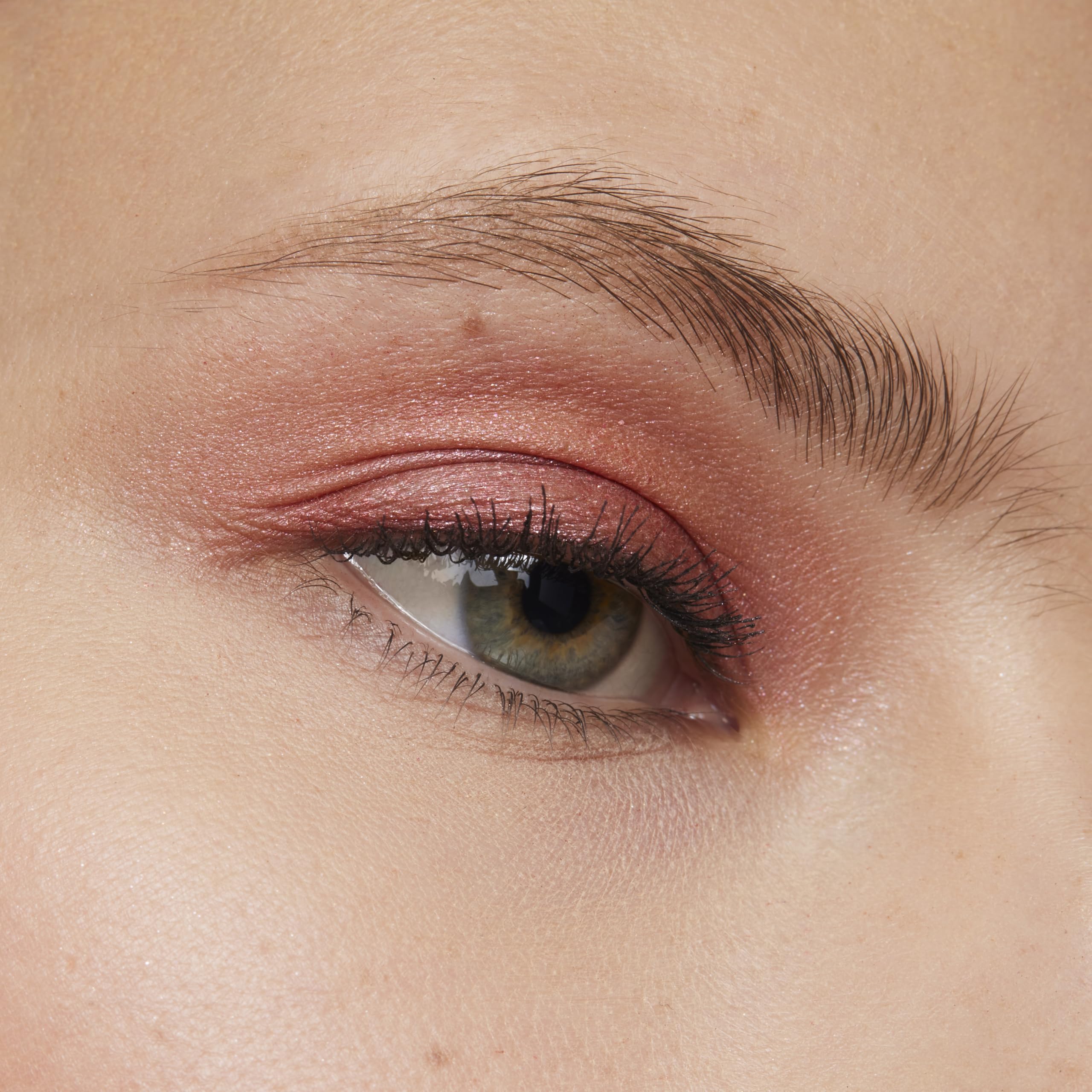 L'Oréal Paris Le Shadow Stick tono Rosado Nublado para look suave y versátil.