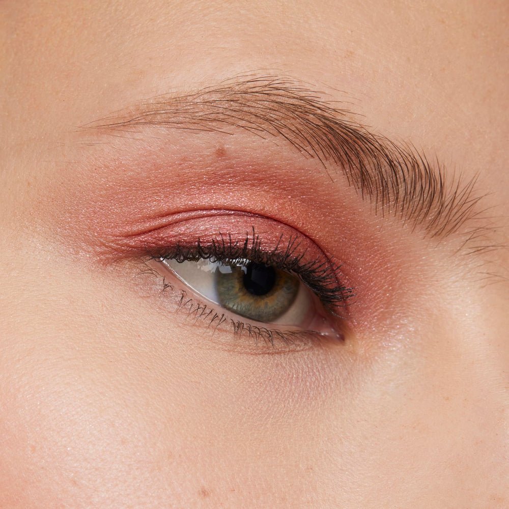 L'Oréal Paris Le Shadow Stick tono Rosado Nublado para look suave y versátil.