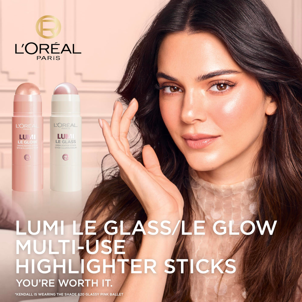 L’Oréal Paris Lumi Le Glass Stick resalta el cuello para brillo discreto.
