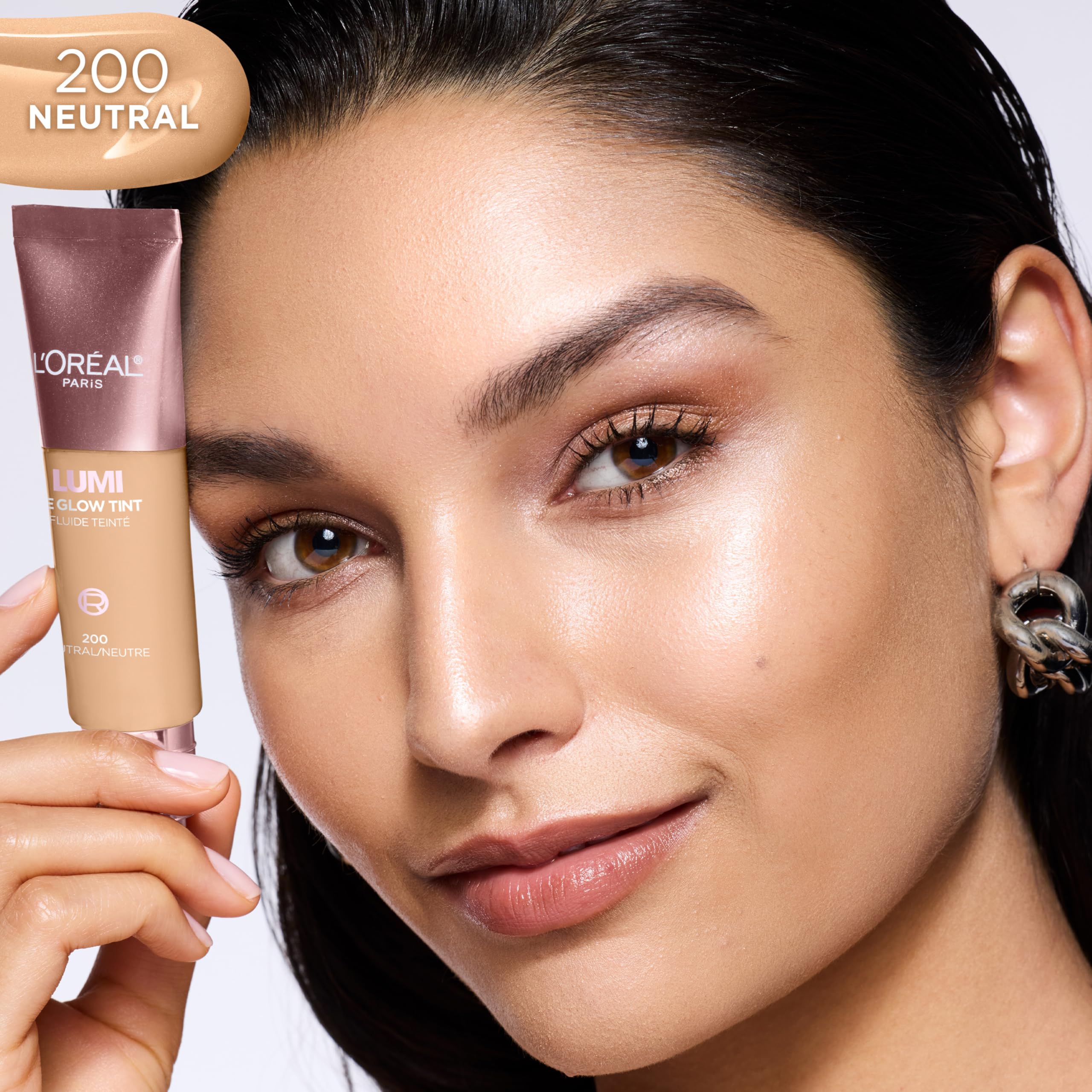 L’Oréal Paris Lumi Le Glow Textura ligera se funde con la piel para un aspecto natural.