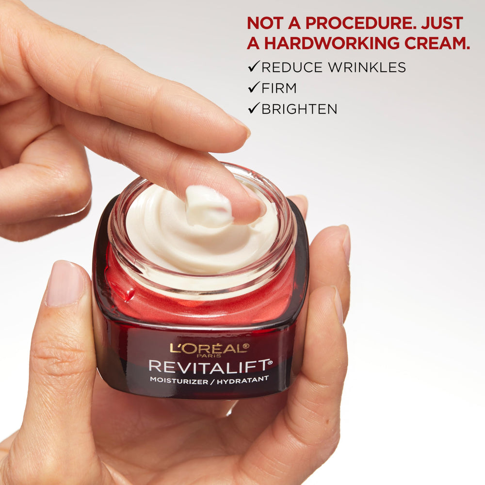 Vitamina C en Revitalift Triple Power aporta luminosidad a la piel.