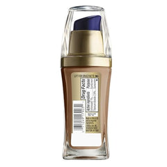 Aplicación de Visible Lift Serum Absolute en rostro para un acabado radiante y uniforme.