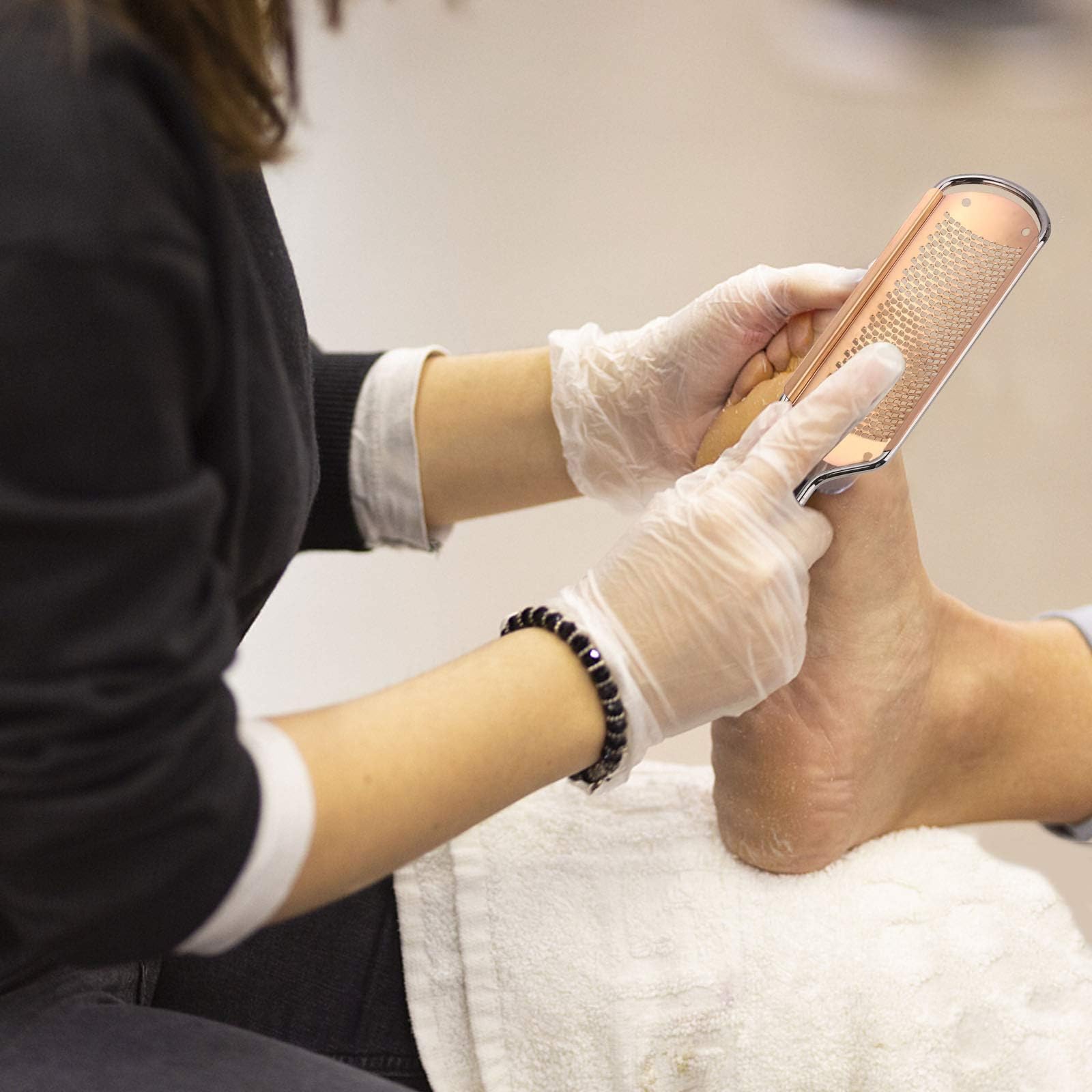 Diseño ergonómico LoveBB para un agarre cómodo durante la pedicura.