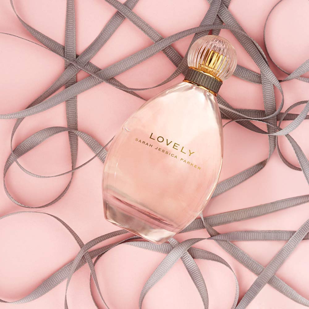 Lovely de SJP, etiqueta con diseño rosa, añade glamour al tocador.