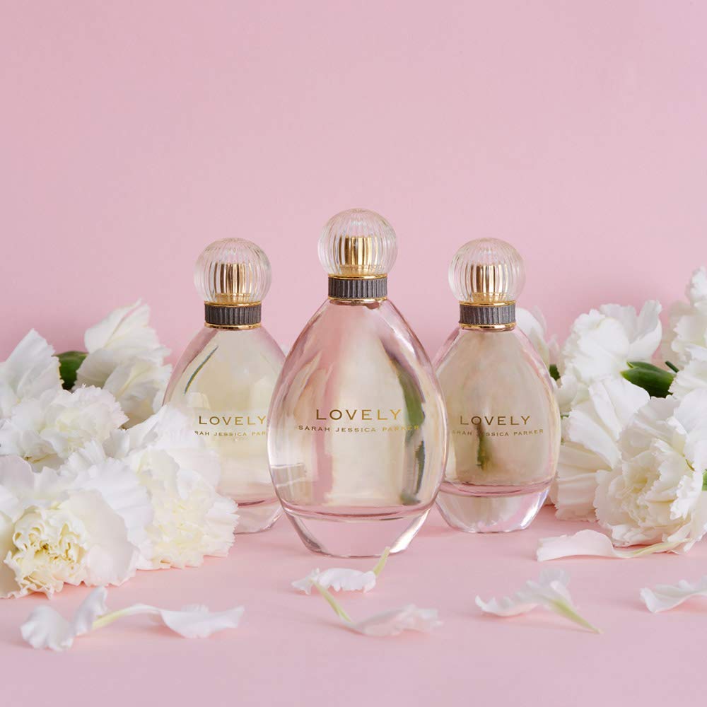 Lovely de SJP, frasco de vidrio rosado, sensación suave y envolvente.