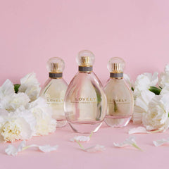 Lovely de SJP, frasco de vidrio rosado, sensación suave y envolvente.
