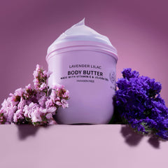 LOVERY crema corporal Lavanda Lila aplicación en manos suave.