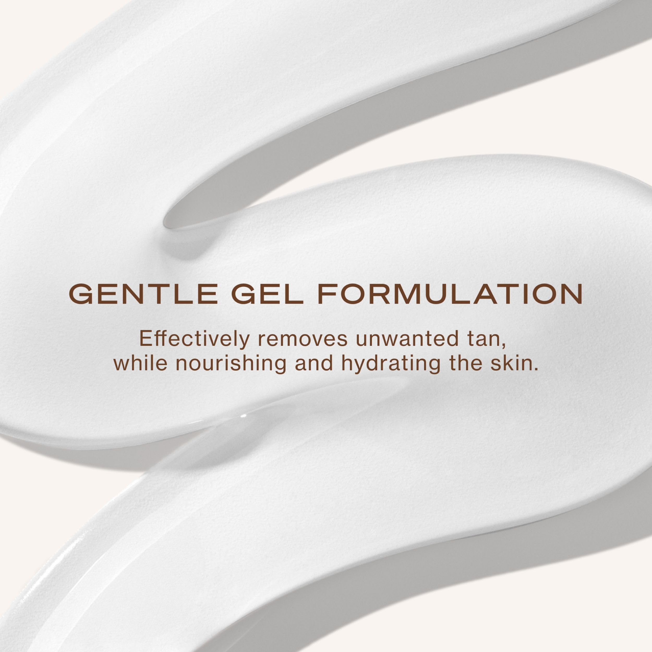 Loving Tan Deluxe Tan Remover Gel en manos aplicándose para activar una base limpia