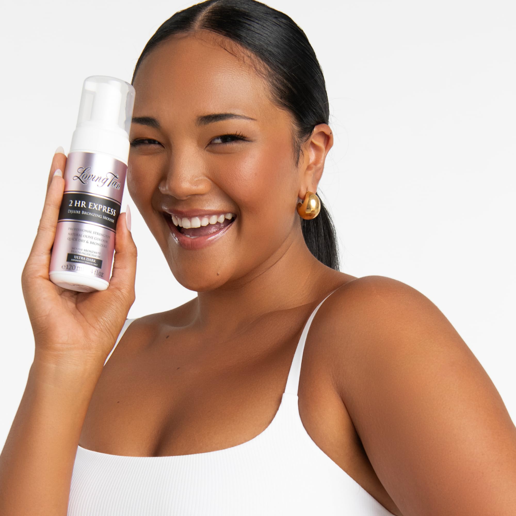 Loving Tan ingredientes naturales cuidan la piel durante el bronceado.