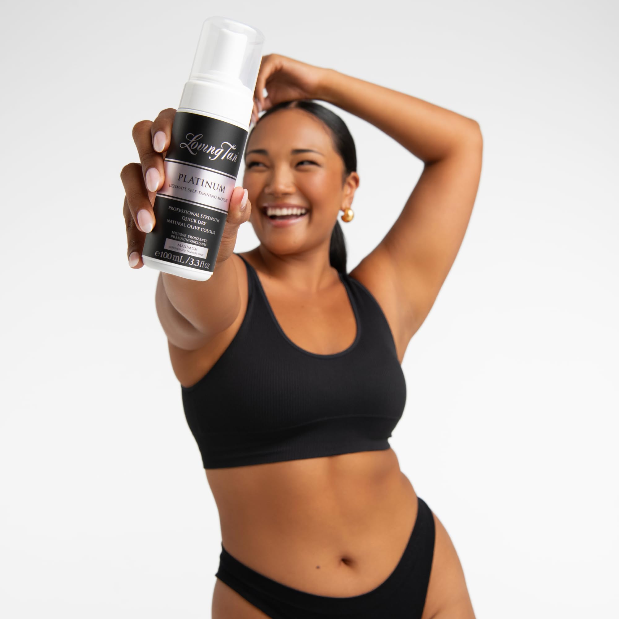 Loving Tan Platinum Mousse Dark, textura de espuma que seca en segundos y evita manchas.