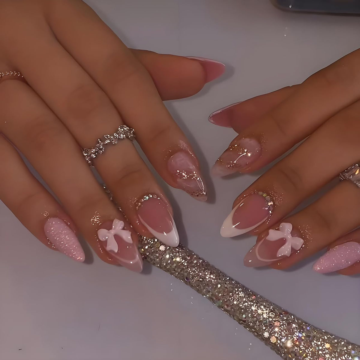 Uñas LPOODDNU almond rosa medio con acabado brillante para uso diario.