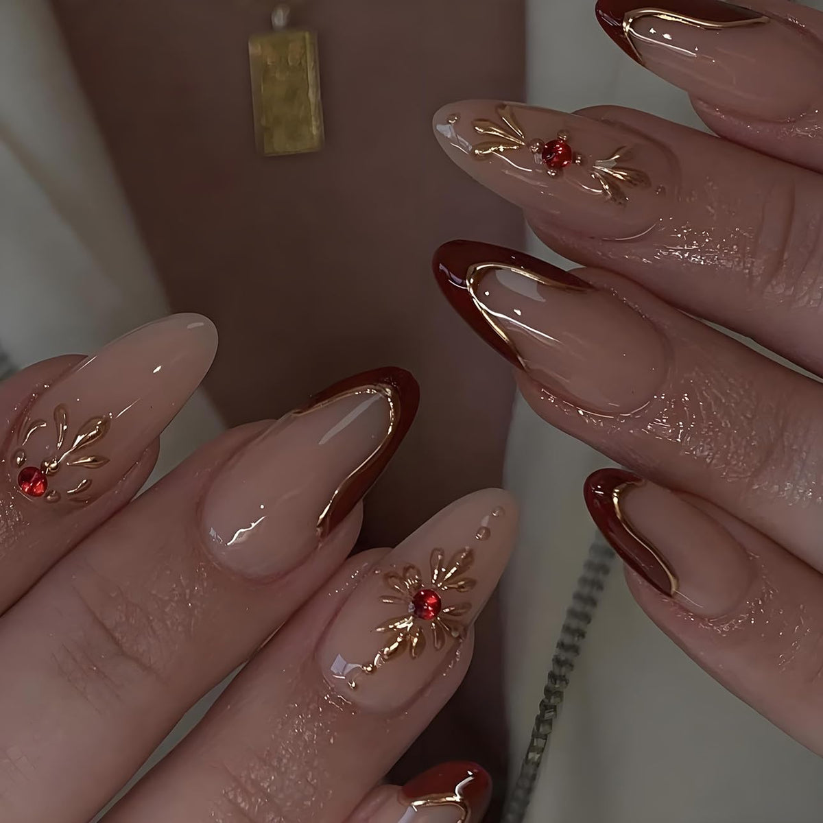 Uñas LPOODDNU adheribles en forma almendra con diseño 3D dorado y diamantes.