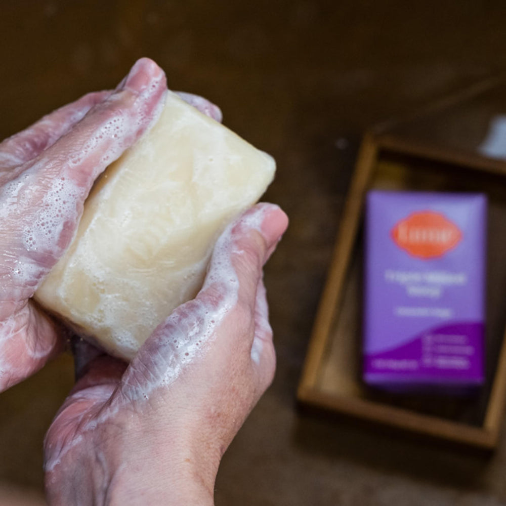 Barra de jabón Lume con aroma Lavanda-Salvia para relajación durante la ducha.