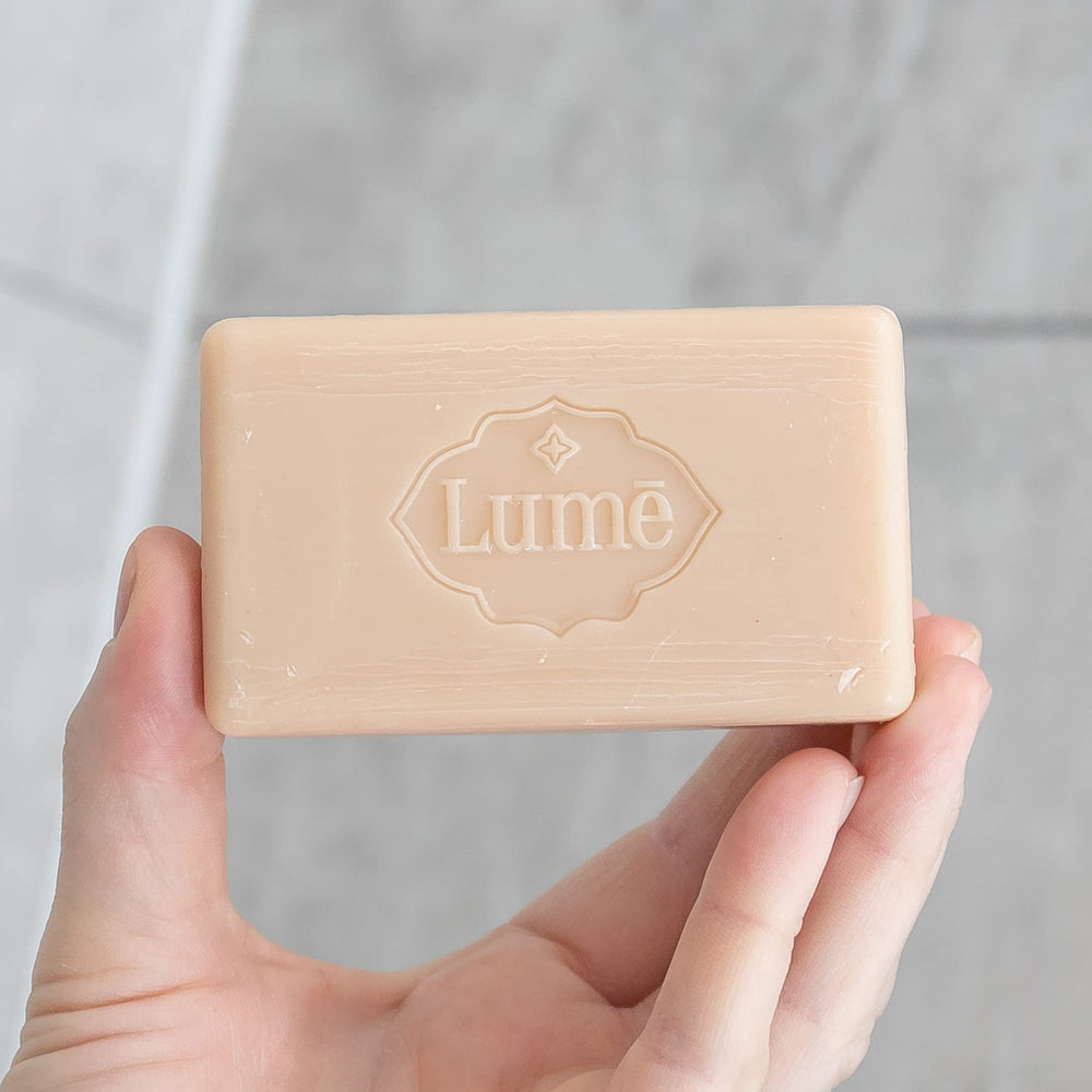 Barra de jabón Lume para uso diario y afeitado con espuma suave.