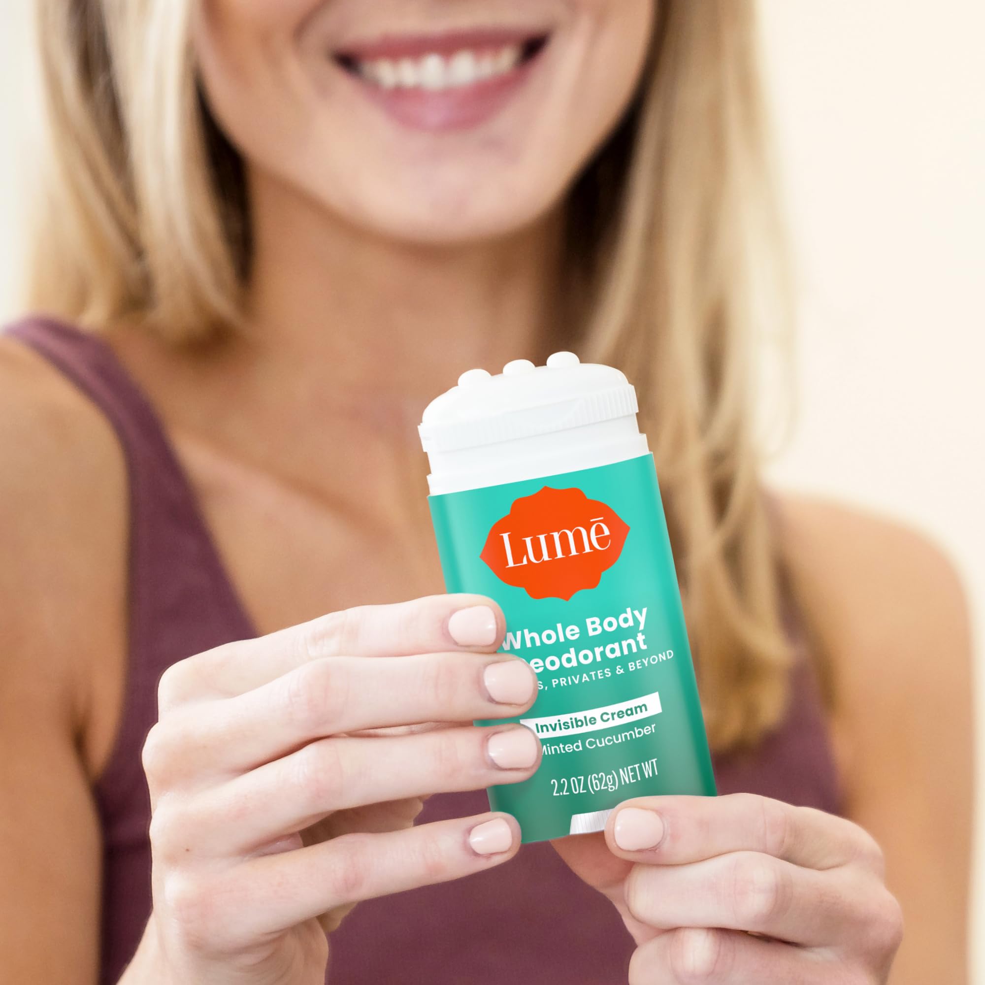Envase de Lume con aroma a menta y pepino para uso diario.