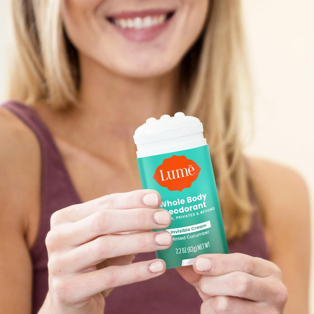 Envase de Lume con aroma a menta y pepino para uso diario.