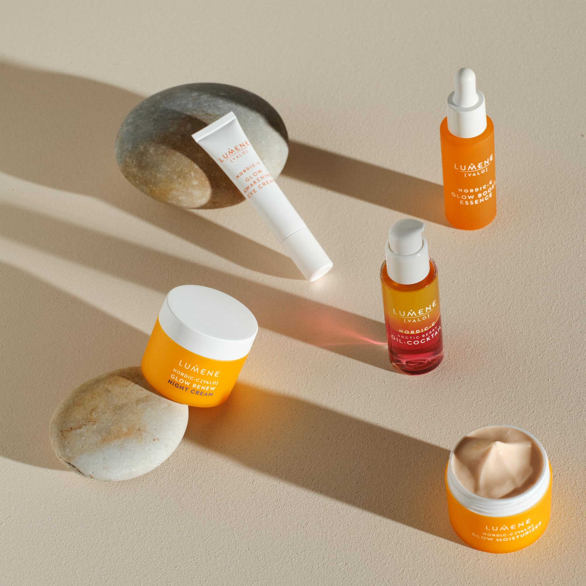 Lumene Nordic-C Valo Glow Renew Night Cream, empaque reciclable con Cloudberry para belleza circular
