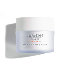 Lumene Valo crema diaria de vitamina C en envase, ilumina la piel durante el día.