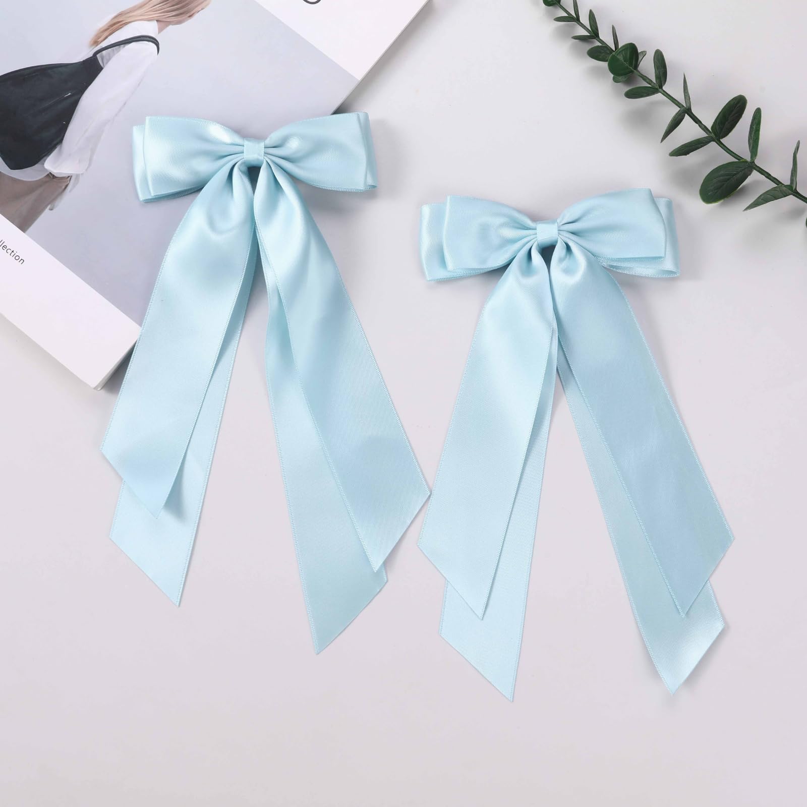 LuSeren detalle de texturas satinadas en azul claro para un brillo suave.