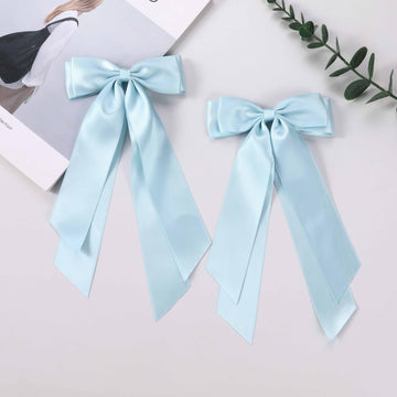 LuSeren detalle de texturas satinadas en azul claro para un brillo suave.