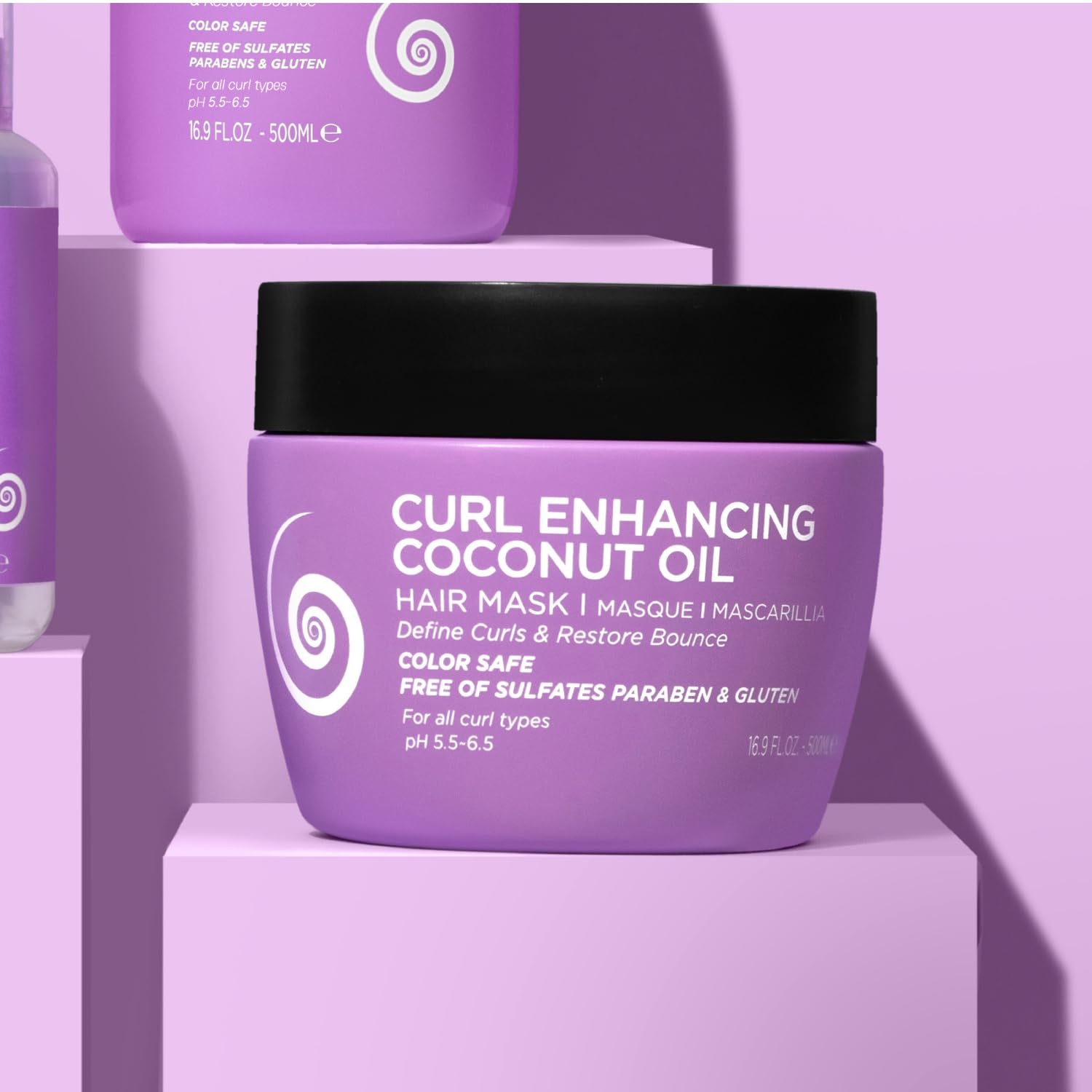 Aplicación suave de la mascarilla Luseta para definir rizos.