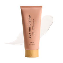 Lux Unfiltered N°32 bronceado gradual, vertido de la botella para comenzar la aplicación