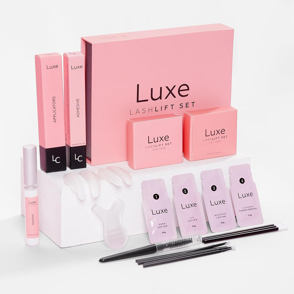 Luxe Cosmetics Lash Lift Kit durante la aplicación para un rizo suave.