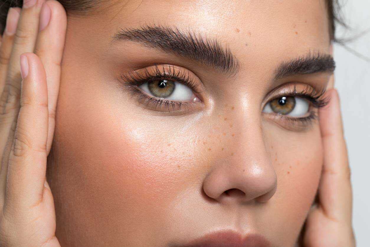 Luxe Cosmetics Serum cejas: cuidado diario que fomenta densidad saludable