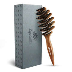 Cepillo Lynnieelle con cerdas de jabali para cabello fino, desenreda suavemente y distribuye aceites naturales.