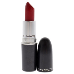 Aplicación suave del color Ruby Woo para un look clásico.