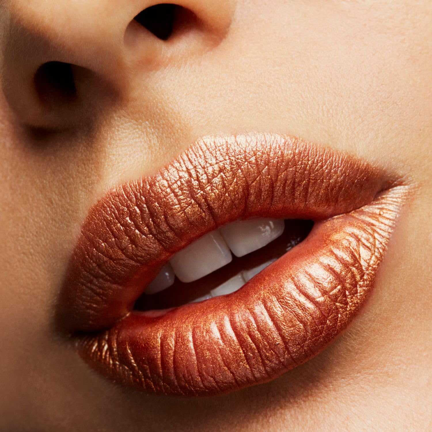 MAC Frost Lipstick aplicador ergonómico para una aplicación precisa.
