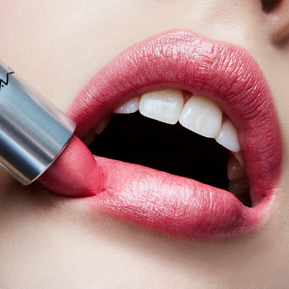 MAC Frost Bombshell aplicación suave y uniforme