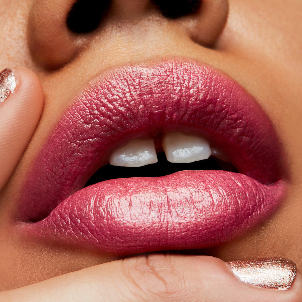 MAC Frost Bombshell durabilidad moderada con brillo ligero