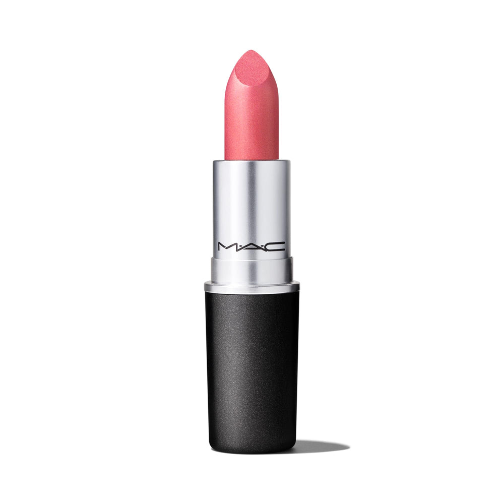 MAC Frost Bombshell muestra en piel tono cálido con brillo perlado