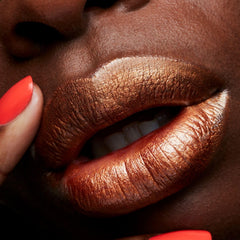 MAC Frost Lipstick efecto vinilo de larga duración para labios brillantes.