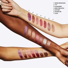 MAC Frost Lipstick Plum Dandy, apertura suave para aplicar con precisión.
