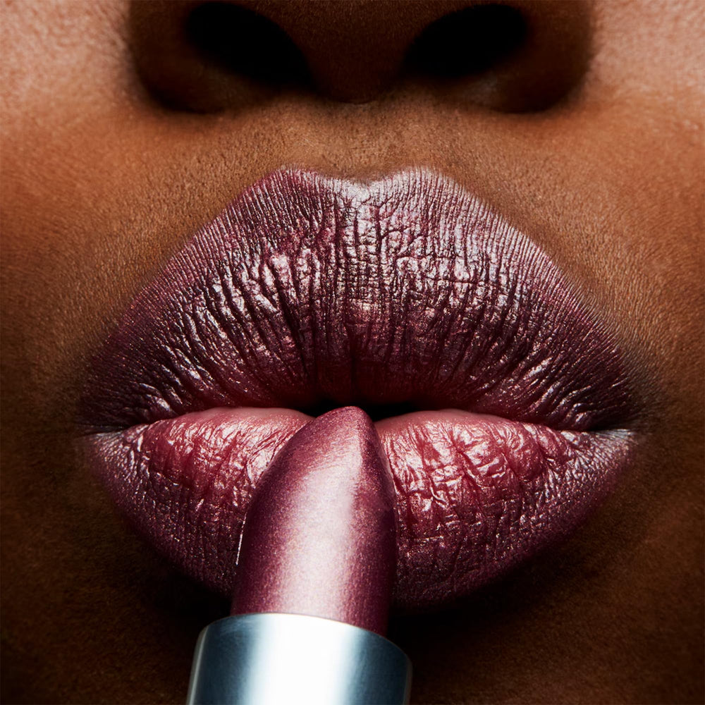 MAC Frost Lipstick Plum Dandy, textura sedosa con cobertura media personalizable.