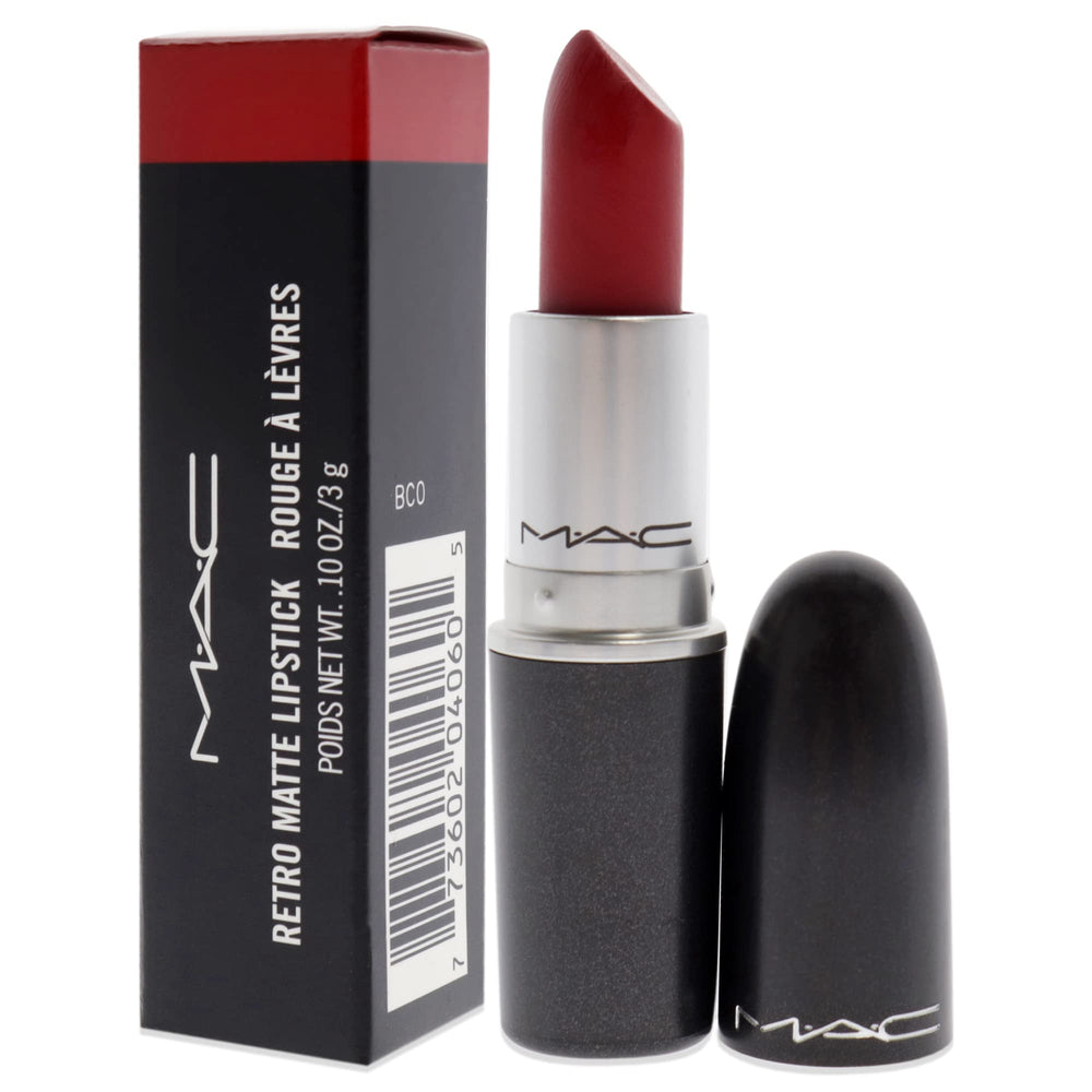 MAC Rub Ruby Woo, pigmentación intensa que define los labios con precisión.
