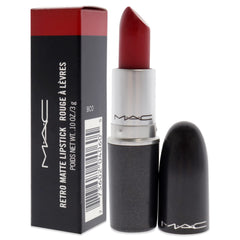 MAC Rub Ruby Woo, pigmentación intensa que define los labios con precisión.