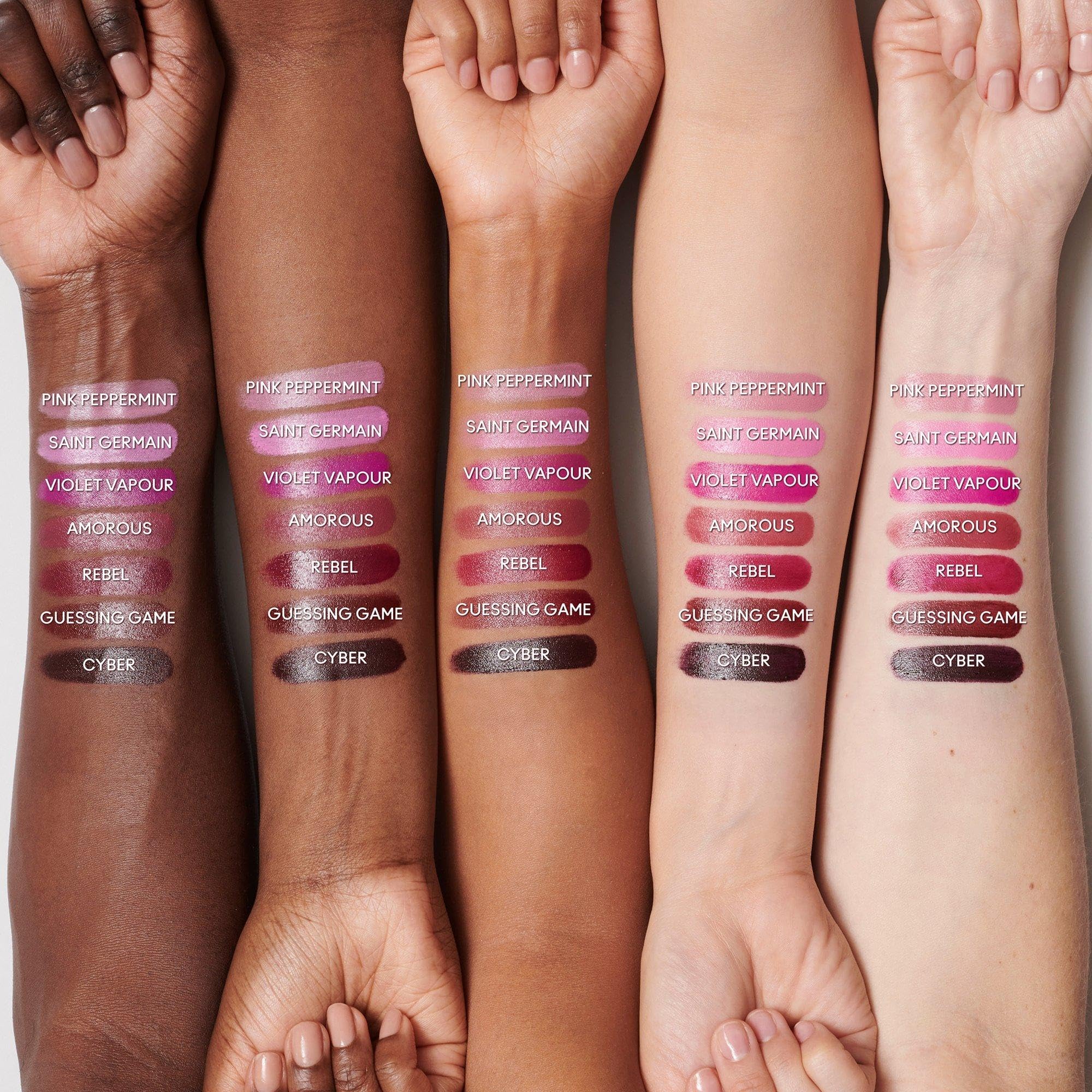 MAC labial Satinado Blankety, textura cremosa que desliza con facilidad.