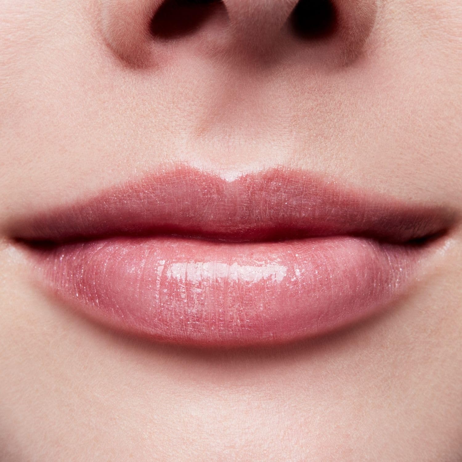 MAC Lip Glass Dreamy se desliza suave gracias al aplicador de esponja