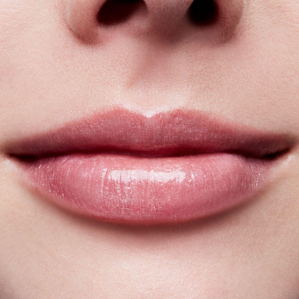 MAC Lip Glass Dreamy se desliza suave gracias al aplicador de esponja