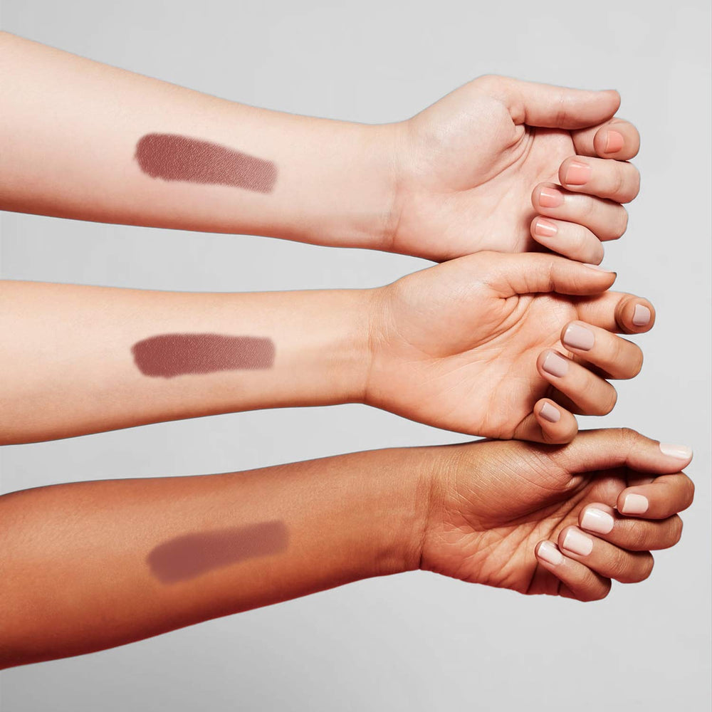 MAC Honeylove application: maniement précis pour contour et remplissage.