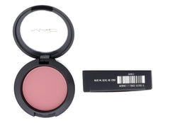 MAC Blushbaby aplicado con suavidad para un rubor natural.