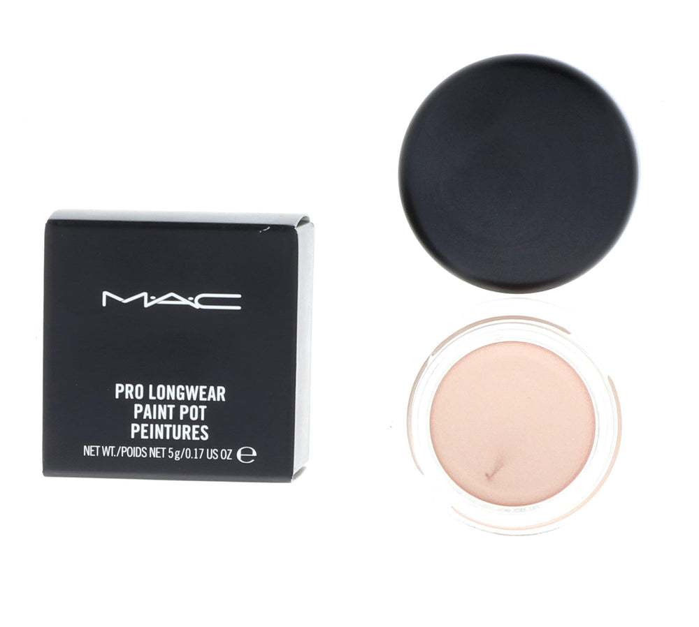 MAC Pro Longwear Paint Pot aplicado con brocha para un look suave y duradero