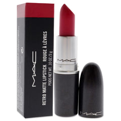 MAC Retro Matte All Fired Up en labios: aplicación precisa y definición duradera.