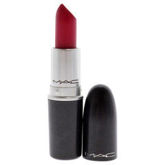 MAC Retro Matte All Fired Up: muestra de color intenso y definición para labios.