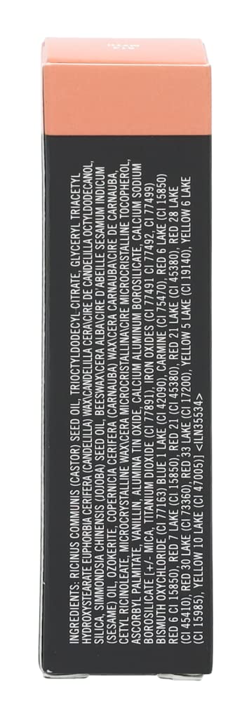 MAC Myth Satin Lipstick, aplica con precisión usando un pincel para mayor control.