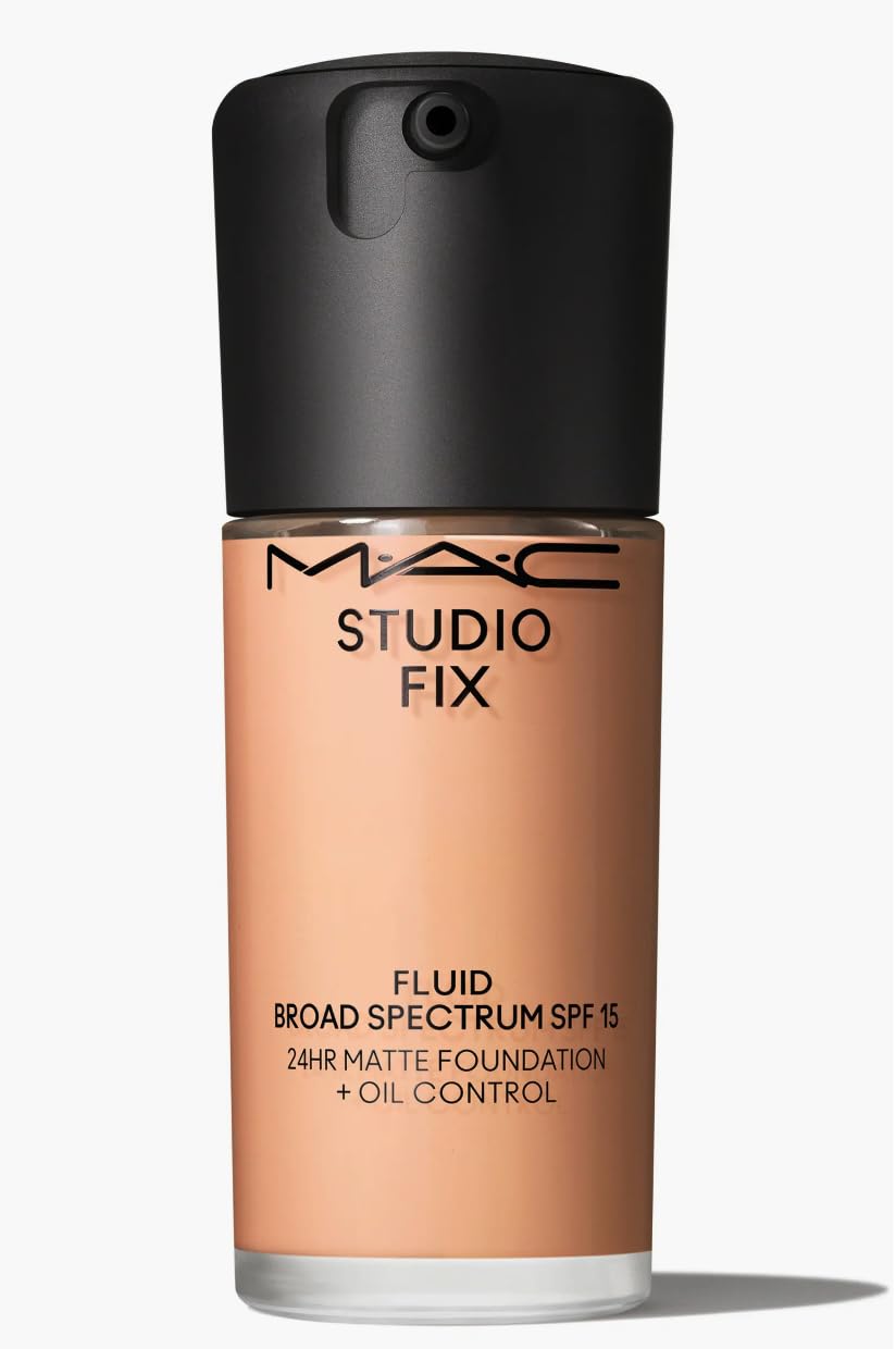 MAC Studio Fix Fluid frasco visto de frente, acabado mate y duración prolongada.