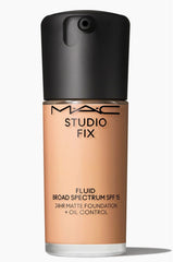 MAC Studio Fix Fluid frasco visto de frente, acabado mate y duración prolongada.